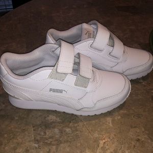 👟PUMA Kids Sneakers - Size 2 - Brand New - White. Hoop & Loop style